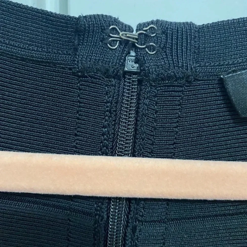 Elegant Black Dress - Picture 4 of 4